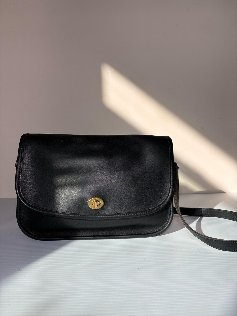 Vintage Coach City Bag Black Leather Brass Turnlock Crossbody Shoulder Bag - Picture 2 of 13